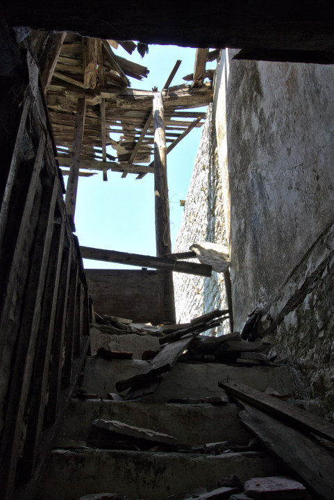 Skaliertes Bild dscRX013157_Gjirokastra-Steinhaus_von_innen-Treppe_ins_kaputte_Dachgeschoss_ok.jpg 