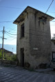 Vorschaubild dscRX012308_Gjirokastra-Trafohaus_mit_Strassennamensschild_ok.jpg 