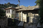 Vorschaubild dscRX012324_Gjirokastra-Steinhaus_und_Teil_der_Festung_ok.jpg 