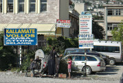 Vorschaubild dscRX012495_Gjirokastra-Zigeunerfamilie_mit_Kindern_an_Muellcontainer_ok.jpg 