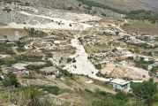 Vorschaubild dscRX012634_Gjirokastra-Wildbachbett_und_Wohnhaeuser.jpg 