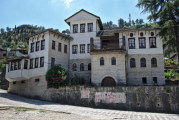 Vorschaubild dscRX013102_Gjirokastra-Enver_Hoxhas_Geburtshaus_und_Museum_ok.jpg 