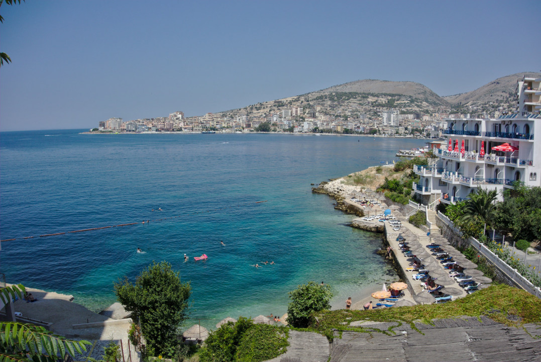 Skaliertes Bild dscRX013401_Sarande-Meer,_Hotelterrasse_und_Betonburgen_ok.jpg 