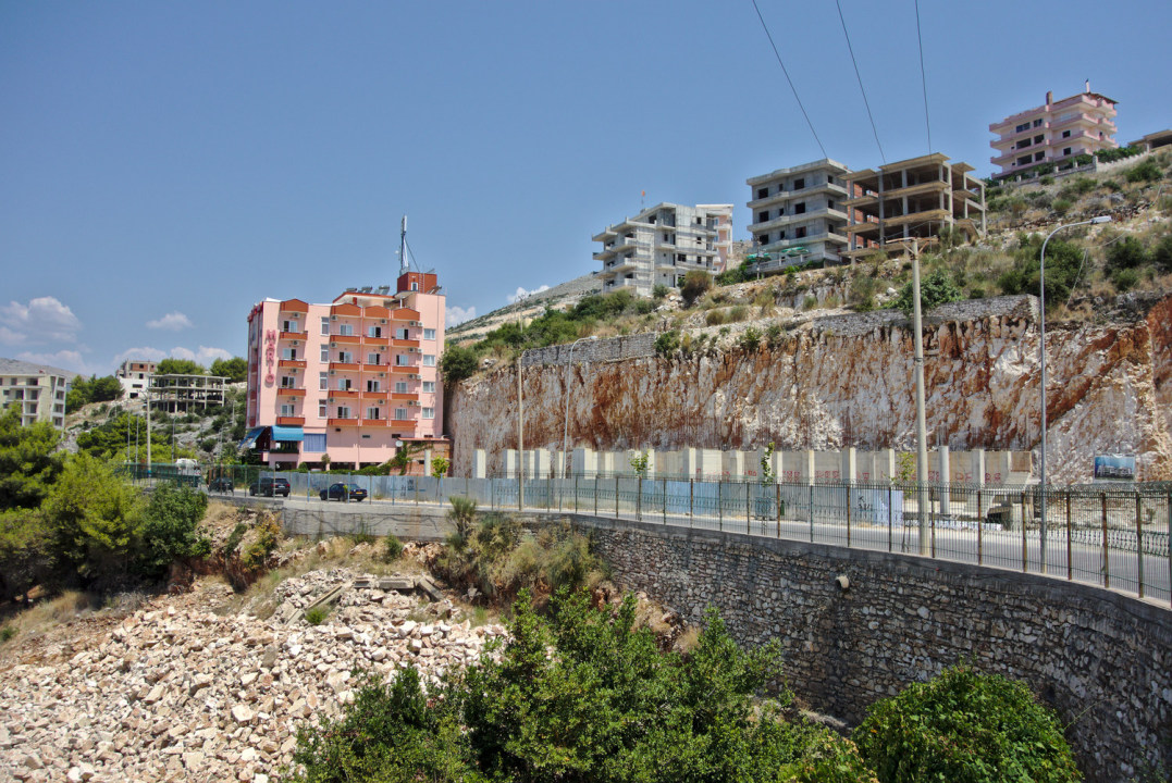 Skaliertes Bild dscRX013407_Sarande-unfertige_Betonneubauten_ok.jpg 