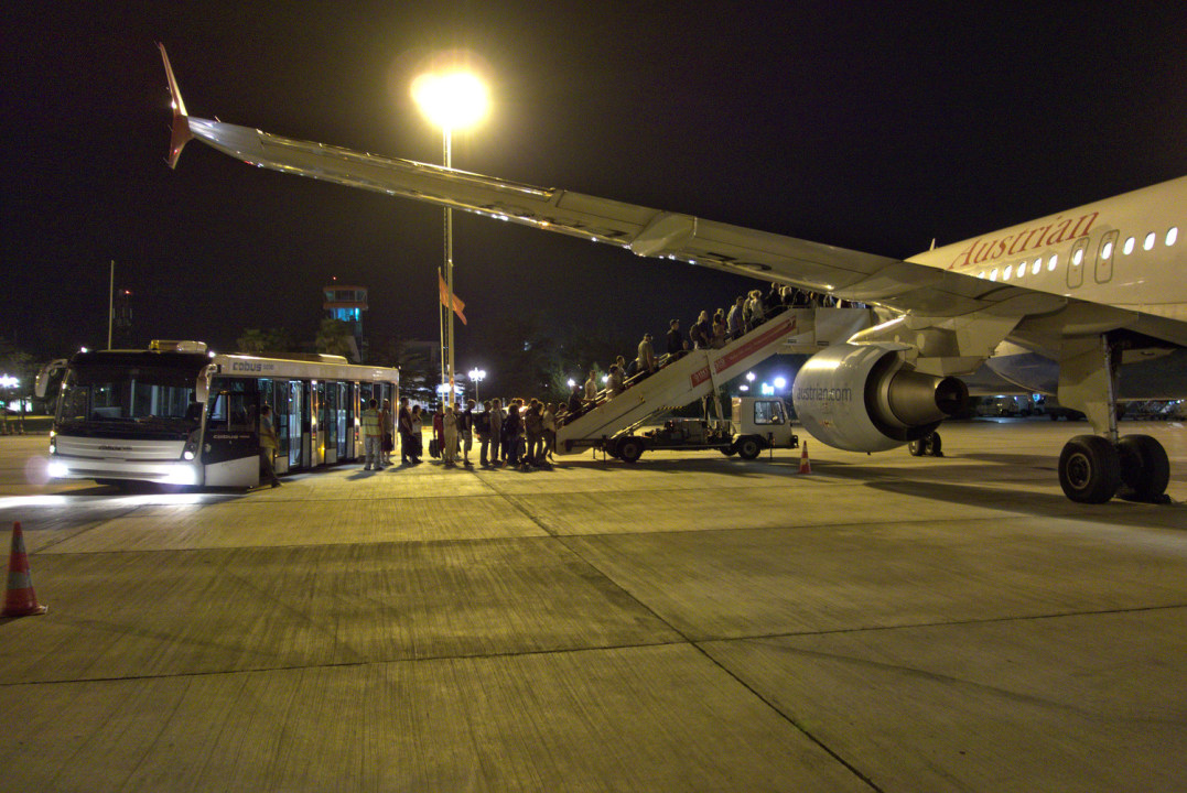 Skaliertes Bild dscRX014317_Tirana_Flughafen-Boarding_ueber_Treppe.jpg 