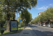 Vorschaubild dscRX014296_Tirana-Bulevardi_Bajram_Curri-getrennter_Fuss-und_Radweg.jpg 