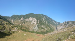 Bild: Tal von Val mit Tauteich vor Bergen
