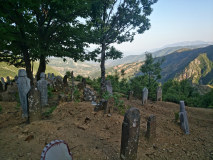 Bild: Rinas - Friedhof mit Aussicht