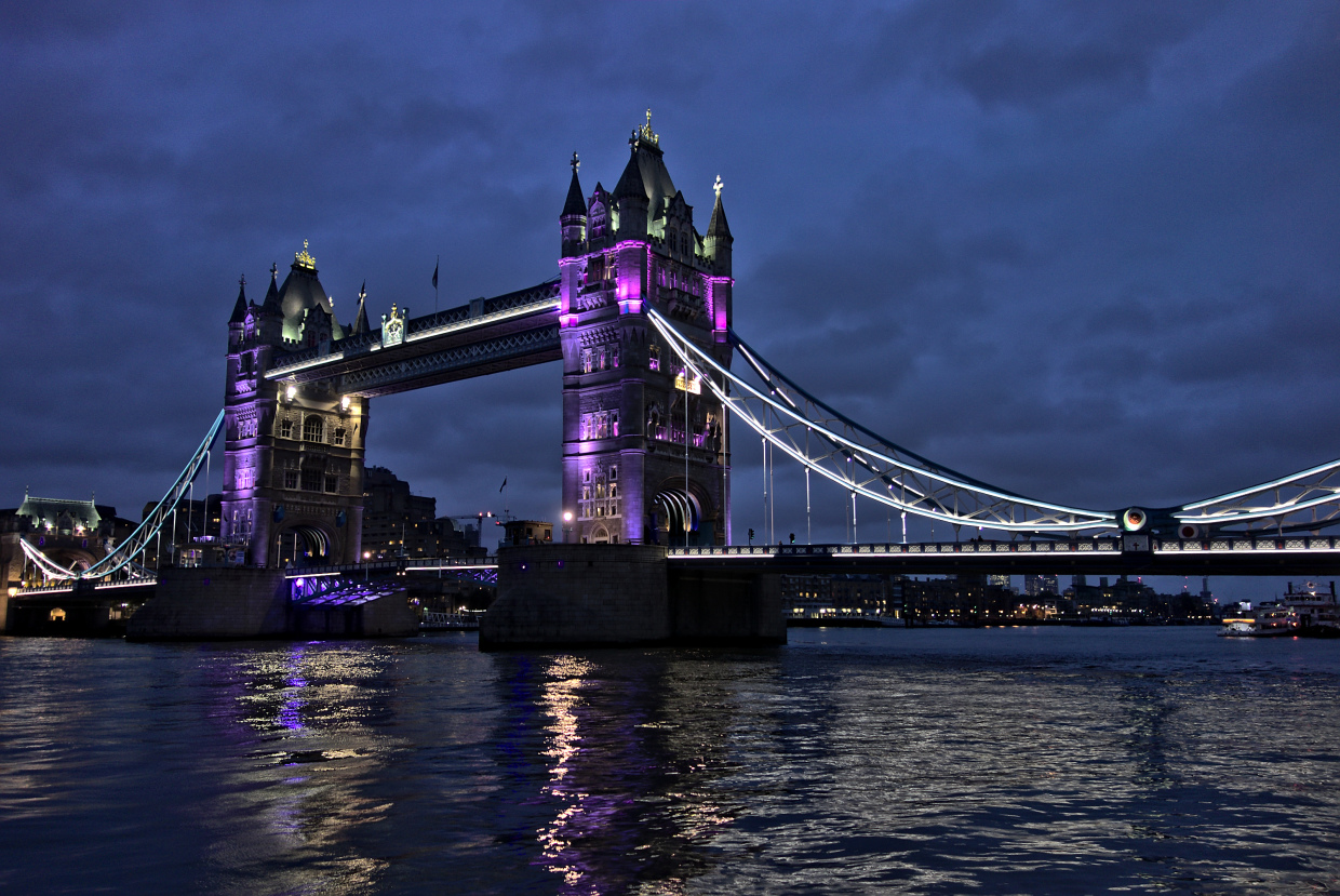 Skaliertes Bild dscRX034015_London_-_beleuchtete_Tower_Bridge.jpg 