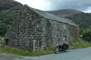 Bild: altes Motorrad vor altem Gebäude
