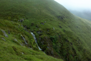 Bild: kleiner Wasserfall mit Hügel