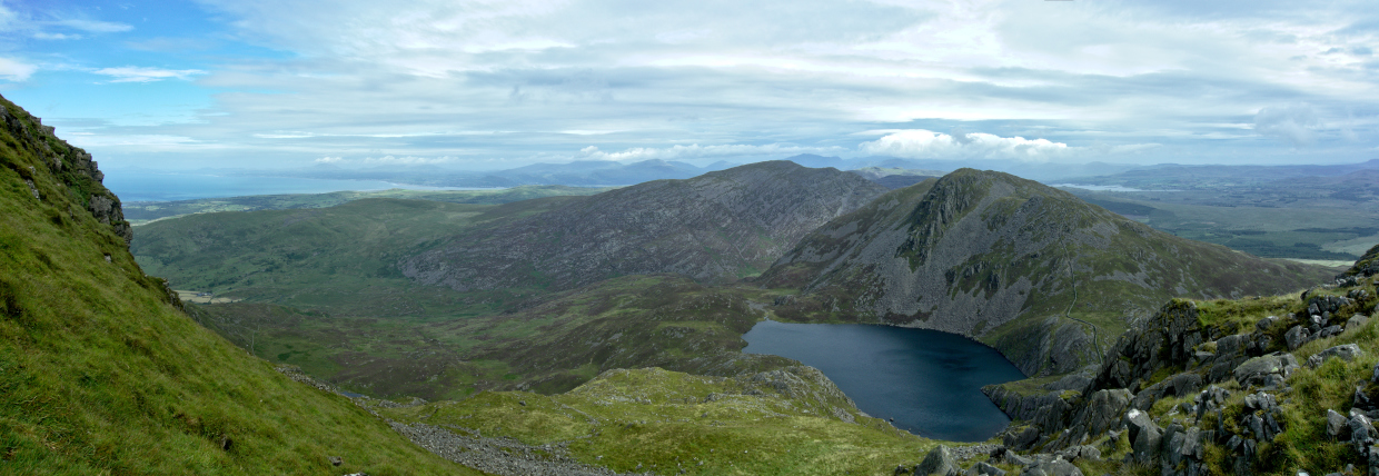 Skaliertes Bild dscRX034941-44_Llyn_Hywel_und_Berge_pano.jpg 