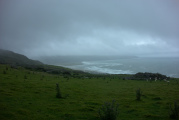 Bild: Barmouth und Meer unter tiefen Regenwolken
