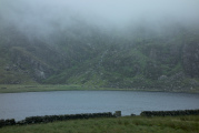 Vorschaubild dscRX034896_Llyn_Bodlyn,_Regenwolken,_Bach_und_Felswaende.jpg 