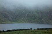 Bild: Llyn Bodlyn, Regenwolken, Bach und Felswände