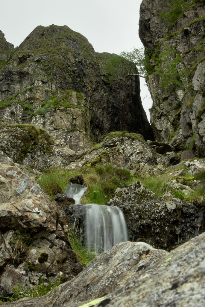 Skaliertes Bild dscRX035574_kleiner_Wasserfall_in_Steilwand.jpg 