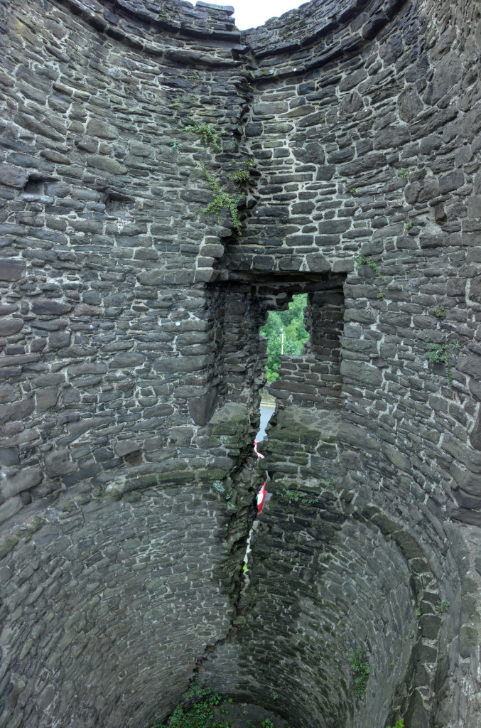 Skaliertes Bild dscRX036002-4_Conwy_-_gerissener_Turm_pano.jpg 