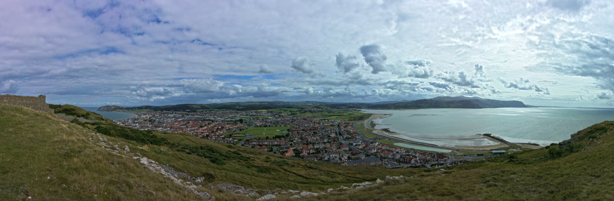 Skaliertes Bild dscRX036100-106_Conwy,_Meer_und_Berge_pano.jpg 