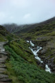 Bild: Weg zum Snowdon, Wildbäche und tiefe Wolken